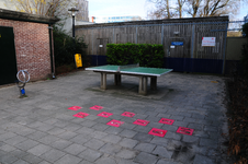 900586 Gezicht op een speelplaats met pingpong-tafel aan de Frederik Hendrikstraat te Utrecht.